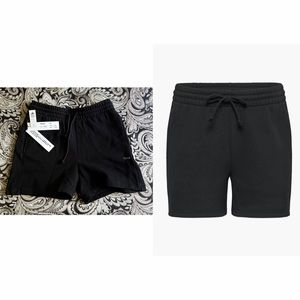 NEUVES/NEW Aritzia TNA Cozy Fleece Boyfriend 5" sweatshorts (grandeur/size M)